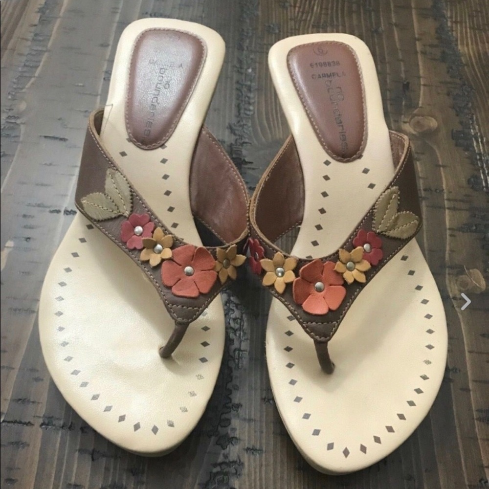 Carmela No Boundaries Thong Sandals Size 6 Tan